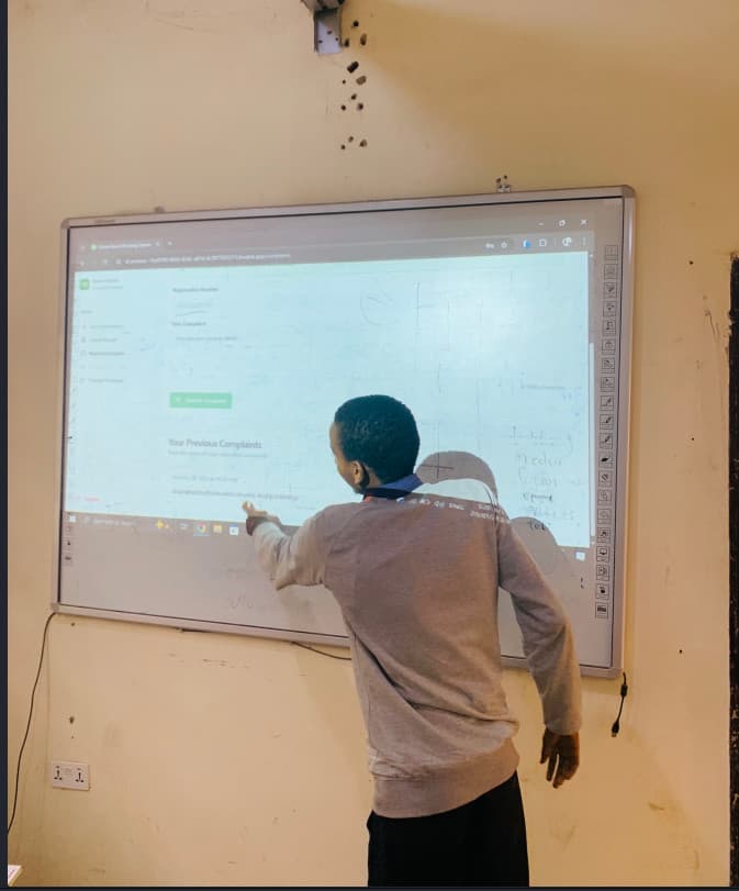 A GeekInk mentor supporting students during a project session